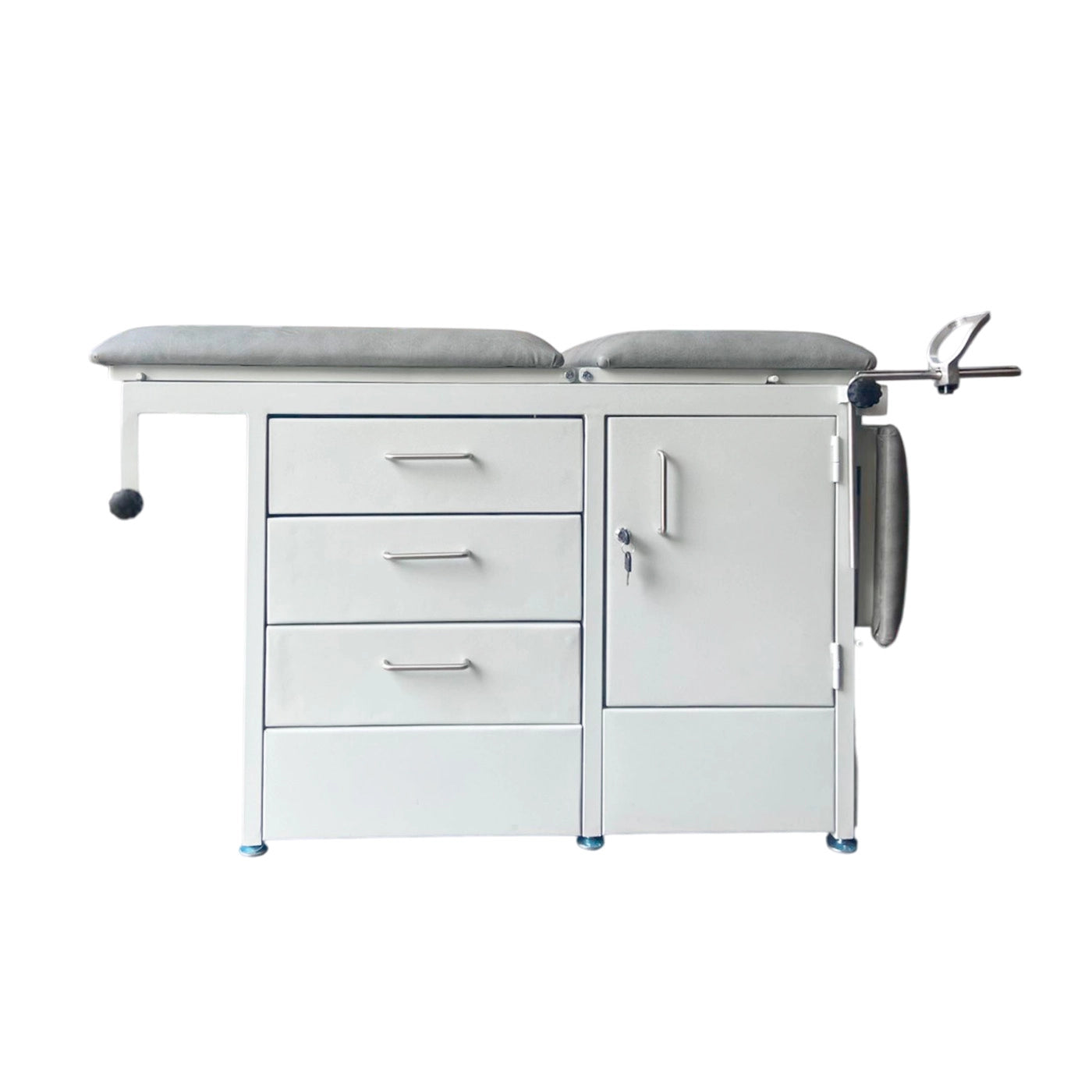 Estructura metálica resistente de camilla ginecológica con acabado termo esmaltado. Equipamiento: 3 cajones, gabinete, escabel móvil. Diseño ergonómico para pacientes y médicos.