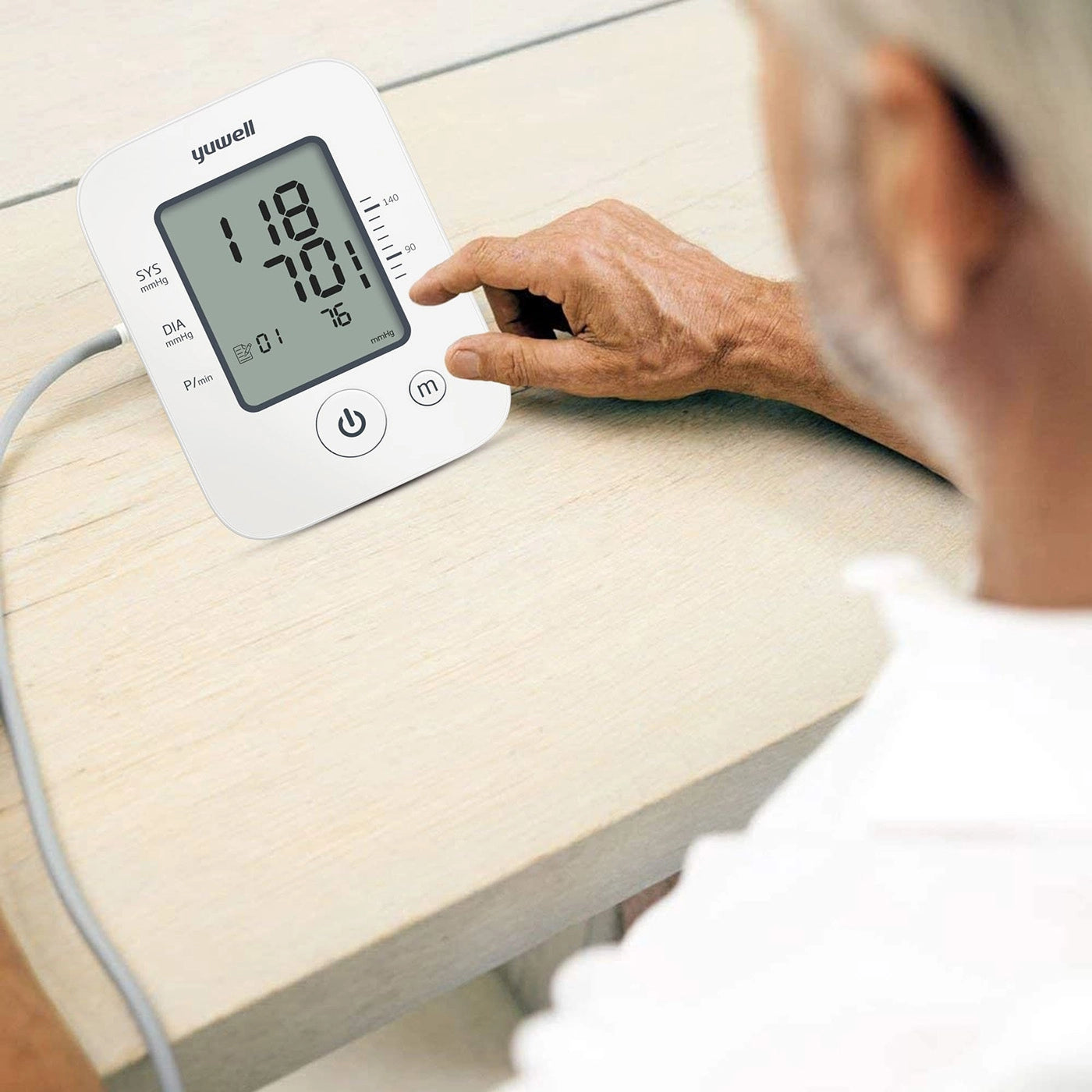 Yuwell YE660D: tensiómetro de brazo con capacidad para medir presión sistólica, diastólica y pulsaciones.