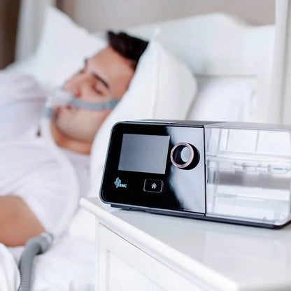 CPAP automático BMC G3 A20 junto a la cama durante la terapia nocturna
