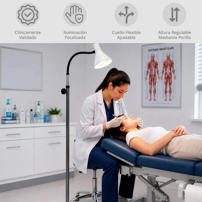 Lámpara clínica profesional utilizada durante procedimiento médico en consultorio.