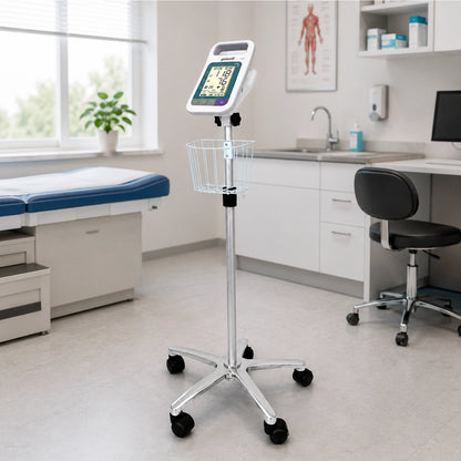 Tensiómetro digital Yuwell YE680E con pedestal móvil en un entorno clínico profesional para consulta médica.