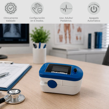 Oxímetro ChoiceMMed sobre escritorio de consulta médica en ambiente clínico profesional.